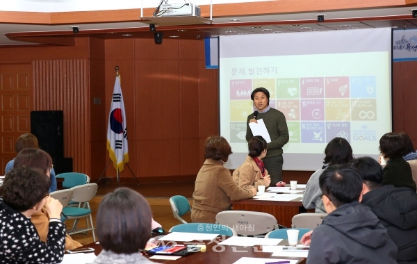 21일 대전 유성구가 주민들이 직접 제안하고 선정하는 주민참여예산제의 고도화를 위해 구청 대회의실에서 2018 행복 예산학교를 하고 있다.