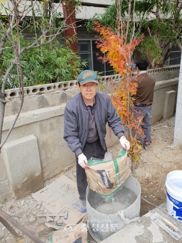 유현건설 송종민 대표가 주택수리 봉사활동을 하고 있다.