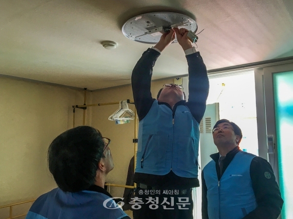 한국가스기술공사 관계자들이 거동 불편 가구를 찾아 LED전등 리모컨을 설치하고 있다. (사진제공=한국가스기술공사)
