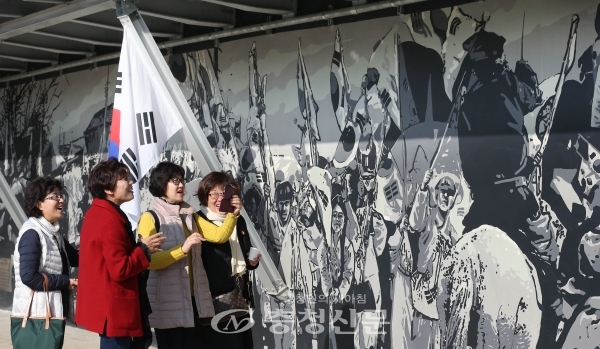 26일 대전 동구가 인동 만세로 광장에 역사를 테마로 한 공모사업인 공중화장실 준공식을 가졌다. 사진은 준공식에 참석한 구민들이 휴대전화로 벽화를 찍고 있다.
