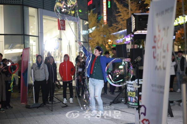 지난 10월 31일 문화가 있는 날 청춘마이크 공연에 참여한 버블아티스트MC선호가 탄방동로데오거리에서 공연을 선보이고 있다.(사진=대전문화재단 제공)