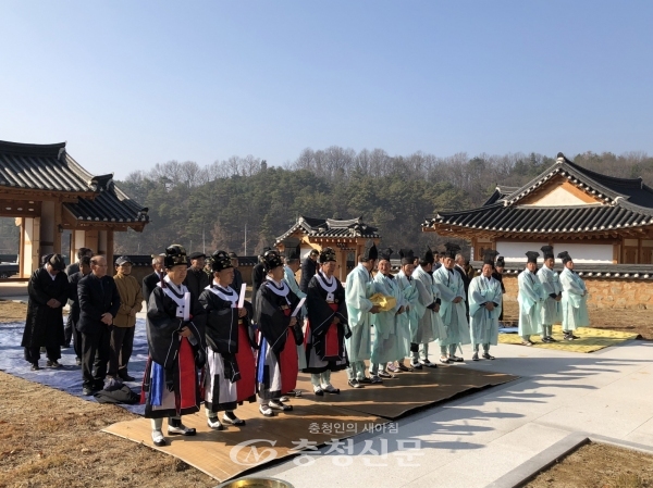 세종시가 26일 장군면 대교리 소재 김종서장군 묘소에서 제565주기 제향 행사를 개최했다.