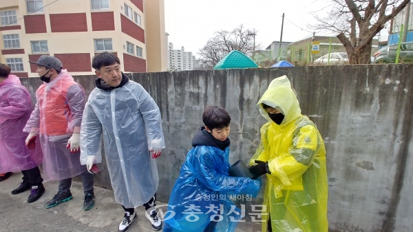 지난 1일 대전한우리 회원 50여 명이 신탄진동 6가구에 각각 연탄을 배달하고 있다.