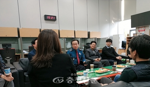 30일 이상로 대전지방경찰청장이 경찰청 기자실에서 기자들과 담소를 나누는 모습이다.