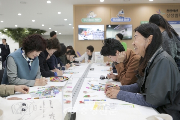 천안아산상생협력센터에서 열린 문화 프로그램에 참여하는 시민들.