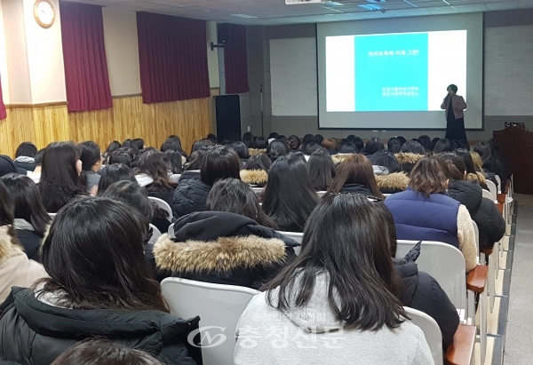 유성구가 지난달 29일 대전도안고등학교에서 학생 90명을 대상으로 청소년 데이트폭력 예방교육을 하고 있다.