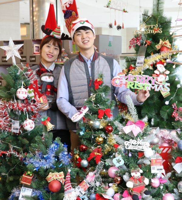 [포토] 크리스마스 준비, 롯데마트 노은점으로 < 포토뉴스 < 기사본문 - 충청신문 [포토] 크리스마스 준비, 롯데마트 노은점으로