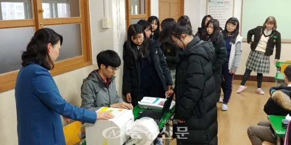 지난 3일 송강중 자유학기제 시계시민반 학생들이 공직선거에서 사용하는 사전투표장비를 활용한 투표 체험을 하고 있다.