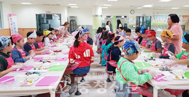학생들이 쌀 중심 영양교육으로 진행된 장미꽃 떡케이크 만들기에 집중하고 있다.