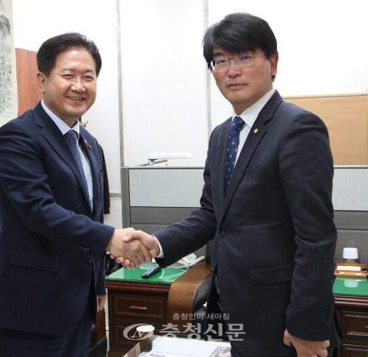 5일 박완주 의원이 서주석 국방부 차관을 만나 환영의 뜻을 전달하고 있다.