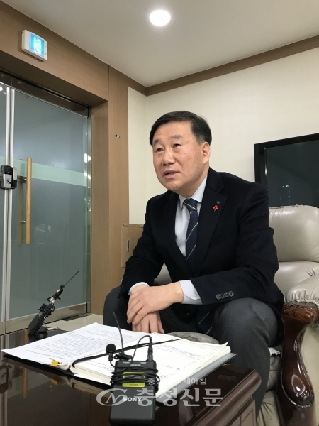 임찬수 교육국장이 6일 대전시교육청에서 열린 브리핑을 통해 2019학년도 중·고등학교 신입생 무상 교복 지원 방식을 발표하고 있다.(사진=한유영 기자)