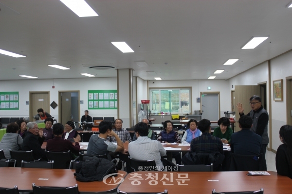 주민들의 질문에 답변하는 서천석 센터장(오른쪽 일어서 있는 이). 사진=김정기 기자