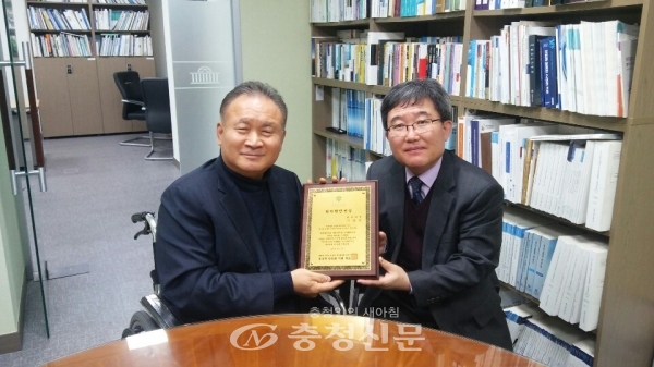 지난 10일 이상민 의원(사진 왼쪽)이 원자력 안전과 미래에서 선정하는 원자력안전 의정활동 우수의원상을 수상하고 기념촬영을 하고있다.