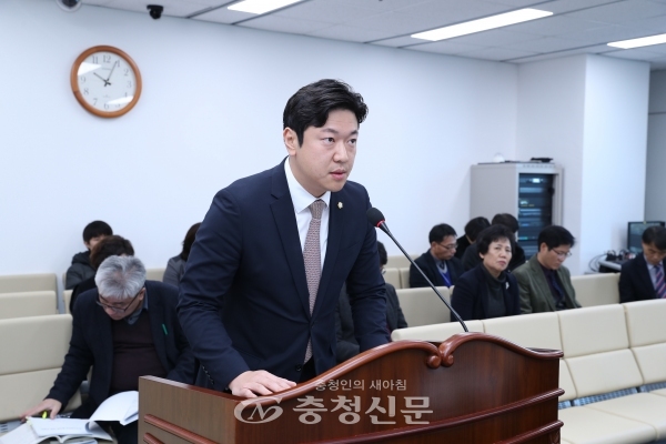 12일 박철용 의원이 제239회 정례회 제2차 정례회에서 '마을공동체미디어 육성 및 지원 조례안'을 대표 발의하고 있다.
