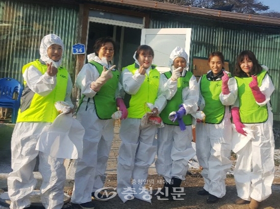 천안시 푸르지오 봉사단과 불당지웰푸르지오 입주자대표회의가 13일 병천면 취약계층 가구에 방문해 청소 봉사활동을 펼쳤다.