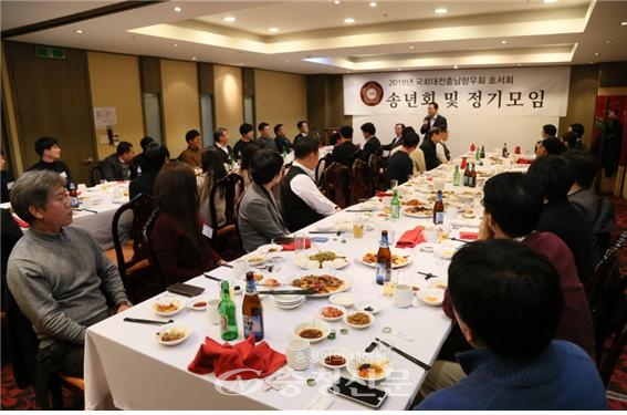 지난 12일 대전·충남 향우모임 호서회가 송년 모임을 개최해 고향 발전을 위해서 여·야 없이 한자리에 모였다.