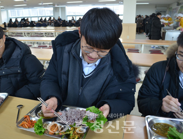 3학년 한 학생이 학교 급식을 맛있게 먹고 있다