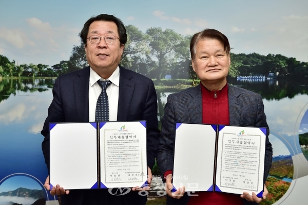 이상천 제천시장(왼쪽)과 이정환 한국관광 협동조합 이사장이 협약을 체결하고 기념촬영을 했다.