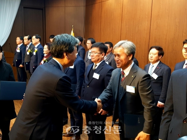 국토교통부장관상을 수상하는 대전도시철도공사 김태우 기획조정처장.(오른쪽)