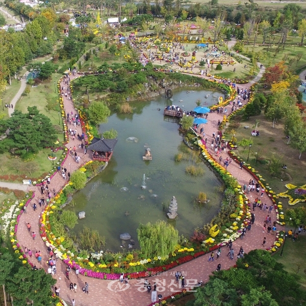 국화전시회가 열리고 있는 유림공원 전경.