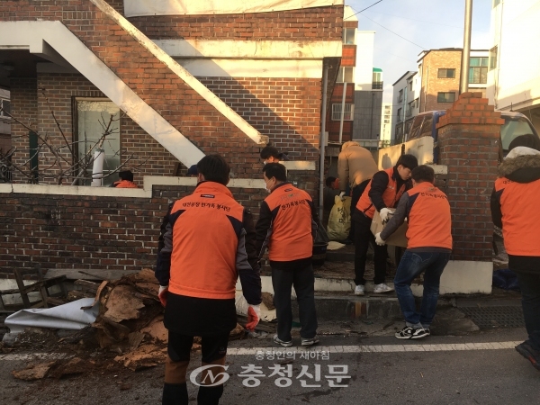 18일 한국타이어 동그라미봉사단이 대덕구 석봉동 장애인 노부부 세대 청소 봉사를 하고 있다.