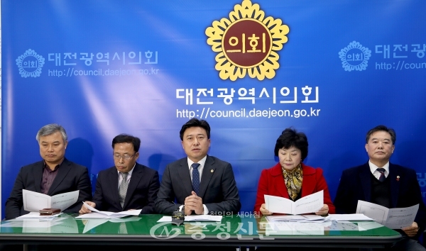 18일 대전시의회가 올해 의정성과에 대해 기자간담회를 했다. (왼쪽부터 정기현 의원, 문성원 의원, 김종천 의장, 박혜련 의원, 남진근 의원)