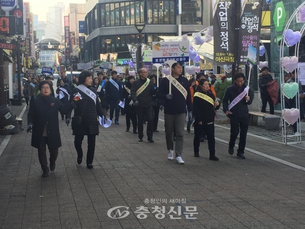 19일 대전 중구가 대흥동 우리들공원에서 민·관 합동불법 광고물 근절과 건전한 광고문화 정착을 위한 Clean-sign의 날 행사를 하고 있다.