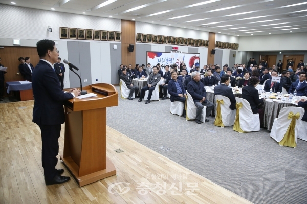 양승조 충남지사가 19일 도청대회의실에서  민선7기 충남해양수산발전계획 보고회를 하고 있다.
