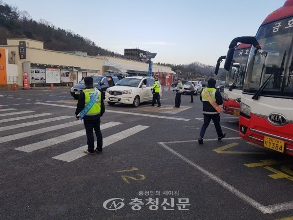 충남지방경찰청 고속도로순찰대와 교통안전공단 대전충남본부가 19일 교통안전 캠페인을 하고 있다.