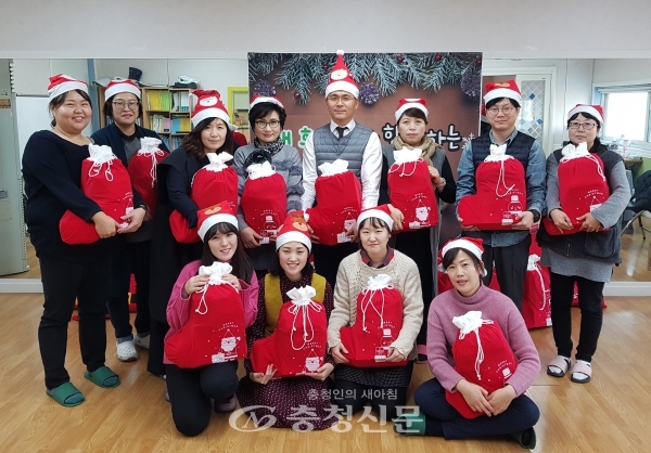 천안시드림스타트는 19일 동남드림스타트센터에서 천안새희망회와 크리스마스 선물 나눔을 위한 희망꾸러미 포장 행사를 진행했다.