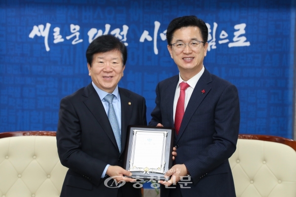 20일 박병석(왼쪽) 국회의원이 대전시의 숙원사업 해결의 공로로 허태정 대전시장에게 감사패를 받고있다.