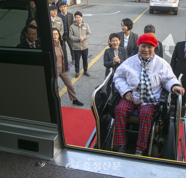 지난 19일 대전 대덕가 장애인들의 이동편의 증진을 위해 휠체어 리프트를 갖춘 35인승 대형버스를 대덕구장애인종합복지관에 전달했다. 사진은 한 장애인이 휠체어리프트를 이용해 새 버스에 오르고 있다.