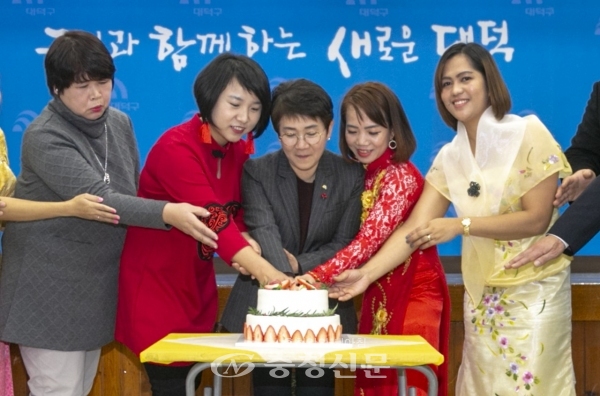 20일 대전 대덕구가 구청 청렴관에서 대덕구다문화가족지원센터 개관 10주년 행사를 열었다. 사진은 참가한 내빈들이 기념 케이크를 자르고 있다.