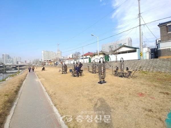대전 동구가 소제동 철갑교~가제교 대동천까지 설치를 마친 하상 운동기구.