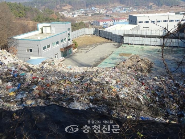 쓰레기산 입구 사진 우측옆에 있는 2층 건물이 왜소해 보이는 1만톤의 쓰레기산