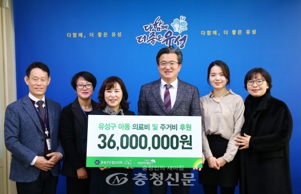 27일 초록우산 어린이재단 대전지역본부가 유성 드림스타트 취약계층 가정을 위한 후원금을 전달하고 있다.