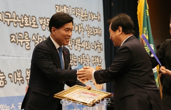 지난 28일 황인호 동구청장(사진 왼쪽)이 국회 헌정기념관 대강당에서 지방자치행정대상 수상하고 있다.