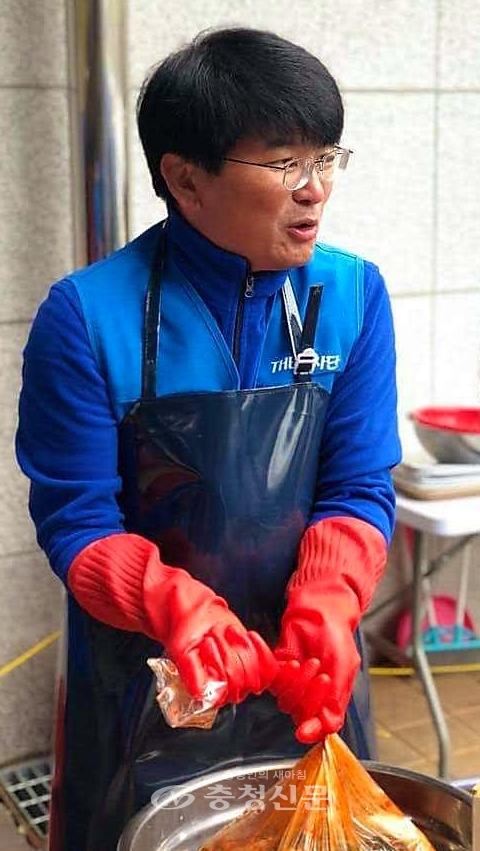 천안 성거읍사무서에서 새마을 김장봉사 일손을 도우고 있는 박완주 의원