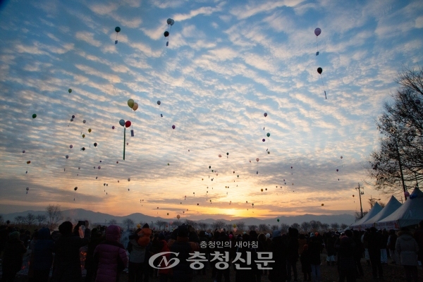 새해 하늘에 가득한 주민들의 소원지 풍선. 사진=증평군 제공