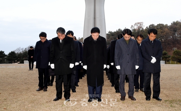 1일 박용갑 중구청장(사진 앞줄 왼쪽서 두 번째)이 간부공무원들과 대전보훈공원을 참배하고 있다.