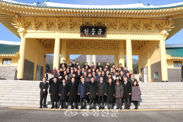 2일 한국당 대전시당 당직자들이 국립대전현충원을 방문해 참배하고 기념촬영을 하고있다. (사진=자유한국당 대전시당 제공)