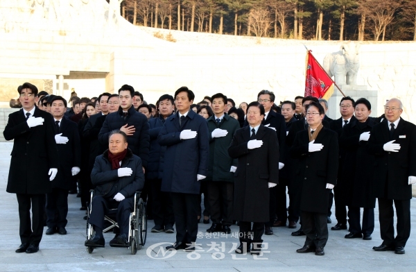 2일 민주당 대전시당 지도부와 핵심당원들이 국립대전현충원을 방문해 합동 참배를 하고있다.(사진=더불어민주당 대전시당 제공)