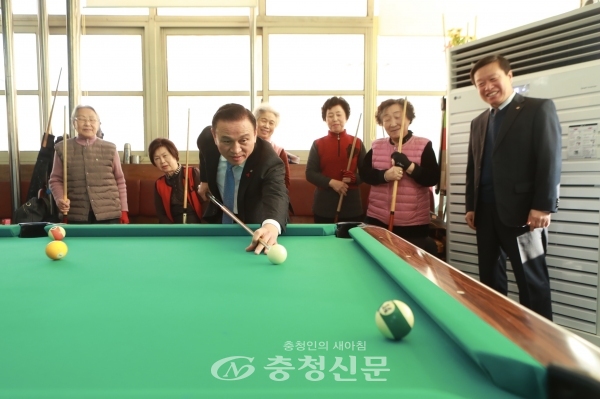 2일 구본영 천안시장이 천안노인종합복지관을 방문해 시설 이용 노인들과 포켓볼을 즐기고 있다.
