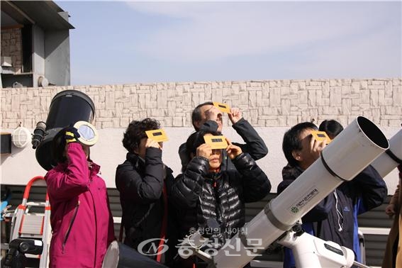 지난 2016년 부분일식 당시 태양을 관측하는 시민들.