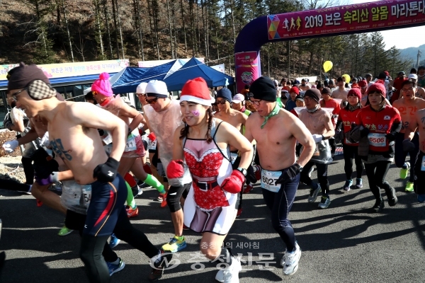 속리산 말티 알몸 마라톤 대회 참가자들이 엄동설한 추위속에서 달리고있다.