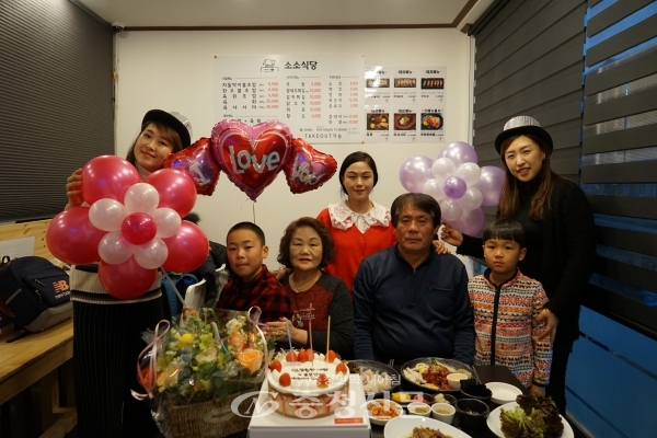 코레일 충북본부가 운영한 사랑의 큐피드 행사 중 사연을 전달받은 가족들이 기념촬영을 했다.