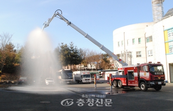 대전서부소방서는 8일 화재진압 및 인명구조를 위해 제작된 무인파괴방수차 조작훈련을 실시했다.