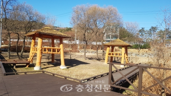 대청호수변공원 원두막.