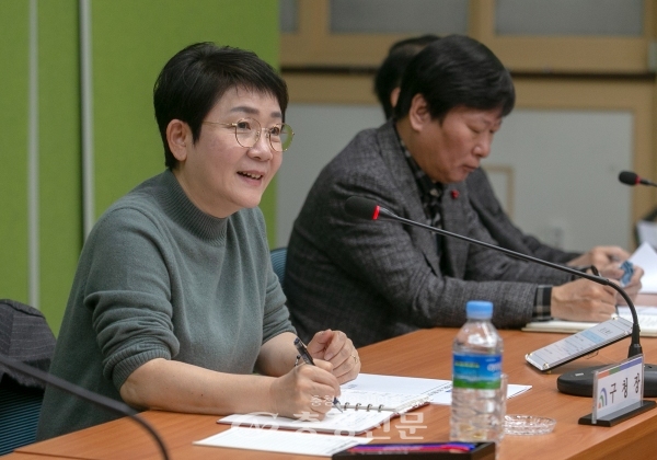 9일 박정현 대덕구청장(사진 왼쪽)이 구청 중회의실에서 1월 구정전략회의를 주재하고 있다.