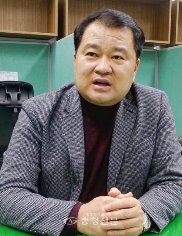 9일 시의회 기자실을 찾은 송대윤 전 시의원이 조승래 의원 특보로 정치활동을 재개한다고 말하고 있다.